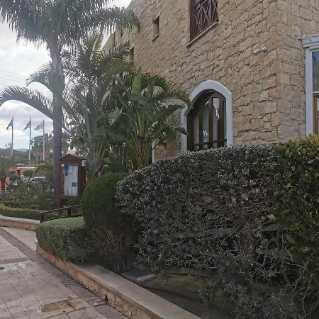 Hotel Y & P Latchi