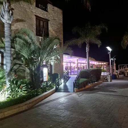 Y & P Hotel *
